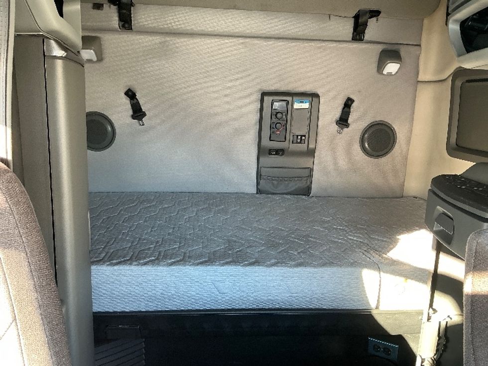 Sleeper Tractor-Heavy Duty Tractors-Volvo-2022-VNL64760-Sparks-NV-266,824\n\t\tmiles-$ 101,500 - Image 16