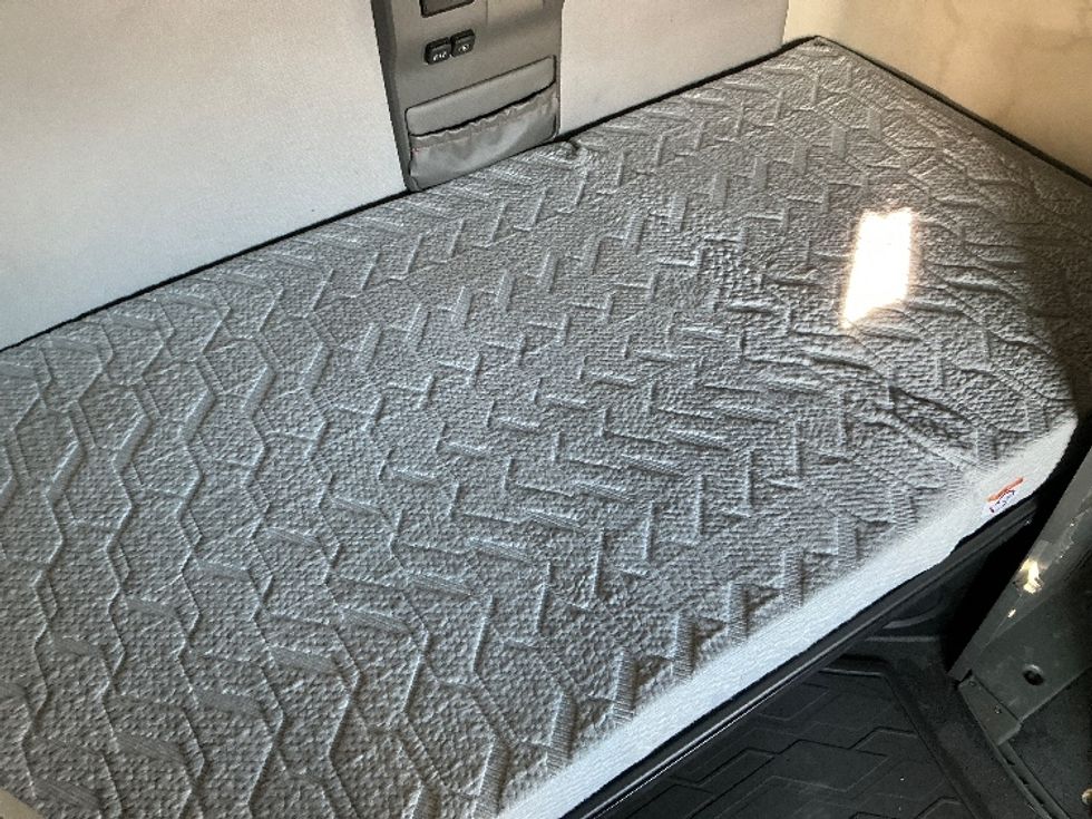 Sleeper Tractor-Heavy Duty Tractors-Volvo-2022-VNL64760-Sparks-NV-266,824\n\t\tmiles-$ 101,500 - Image 17