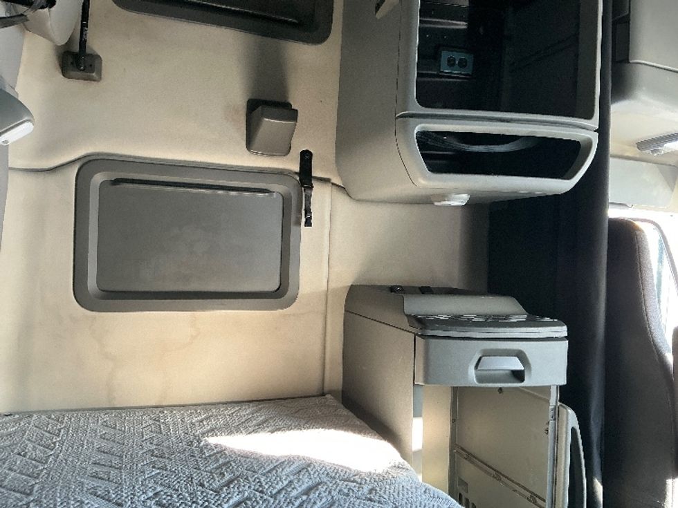 Sleeper Tractor-Heavy Duty Tractors-Volvo-2022-VNL64760-Sparks-NV-266,824\n\t\tmiles-$ 101,500 - Image 18