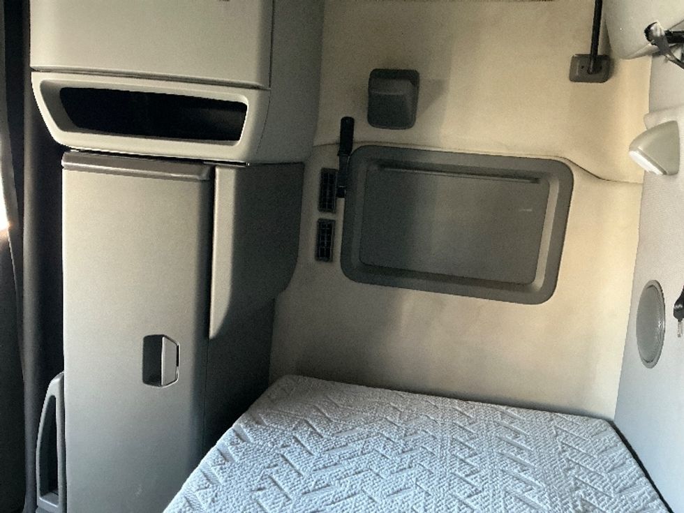 Sleeper Tractor-Heavy Duty Tractors-Volvo-2022-VNL64760-Sparks-NV-266,824\n\t\tmiles-$ 101,500 - Image 19