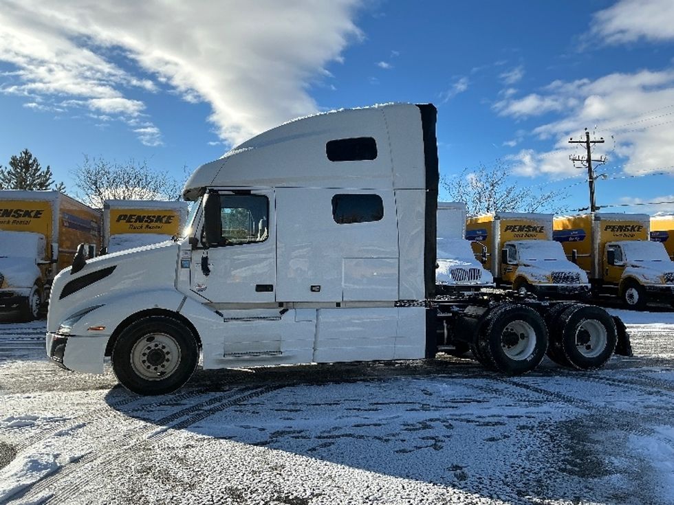 Sleeper Tractor-Heavy Duty Tractors-Volvo-2022-VNL64760-Sparks-NV-266,824\n\t\tmiles-$ 101,500 - Image 4