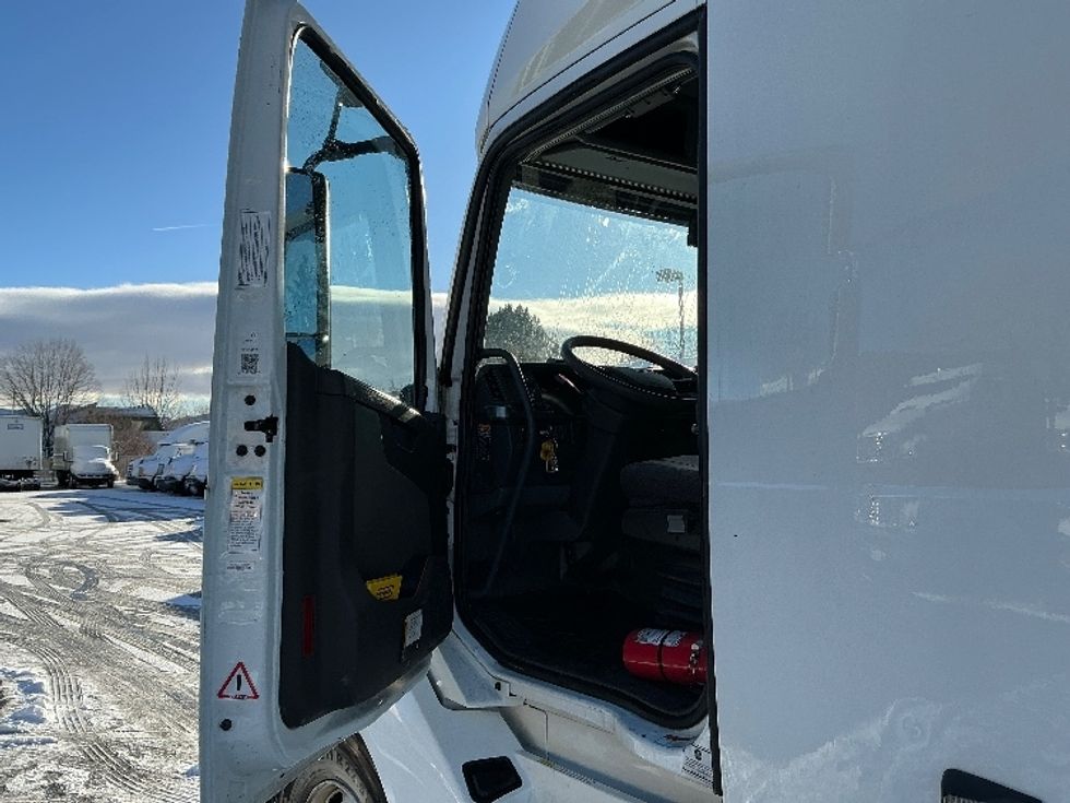 Sleeper Tractor-Heavy Duty Tractors-Volvo-2022-VNL64760-Sparks-NV-266,824\n\t\tmiles-$ 101,500 - Image 9