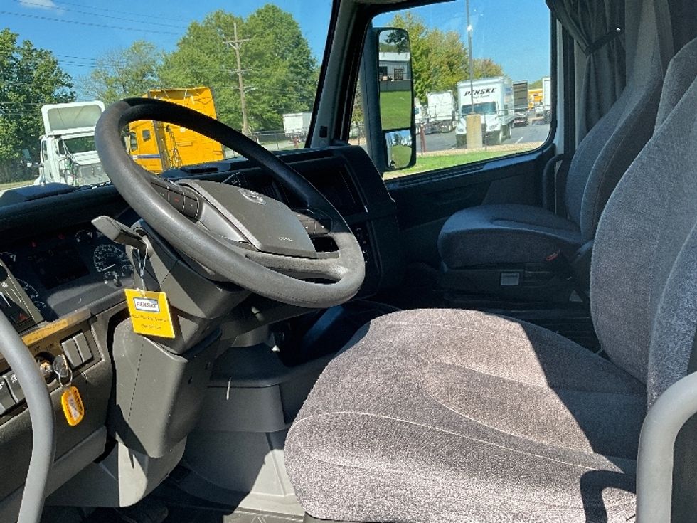 Sleeper Tractor-Heavy Duty Tractors-Volvo-2022-VNL64760-Springfield-MO-537,322\n\t\tmiles-$ 71,500 - Image 10