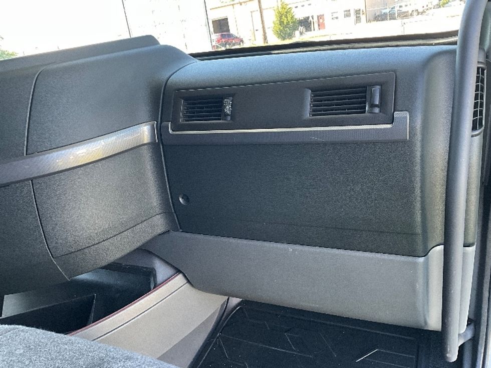 Sleeper Tractor-Heavy Duty Tractors-Volvo-2022-VNL64760-Springfield-MO-537,322\n\t\tmiles-$ 71,500 - Image 14