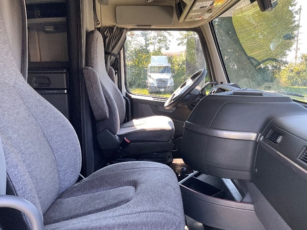 Sleeper Tractor-Heavy Duty Tractors-Volvo-2022-VNL64760-Springfield-MO-537,322\n\t\tmiles-$ 71,500 - Image 15