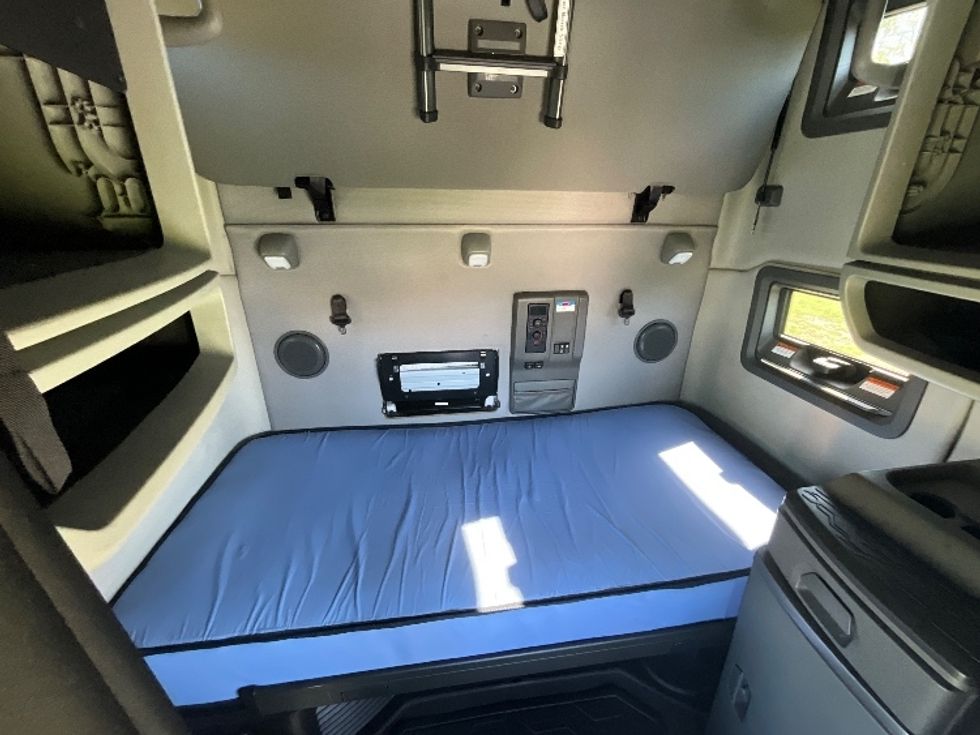 Sleeper Tractor-Heavy Duty Tractors-Volvo-2022-VNL64760-Springfield-MO-537,322\n\t\tmiles-$ 71,500 - Image 16