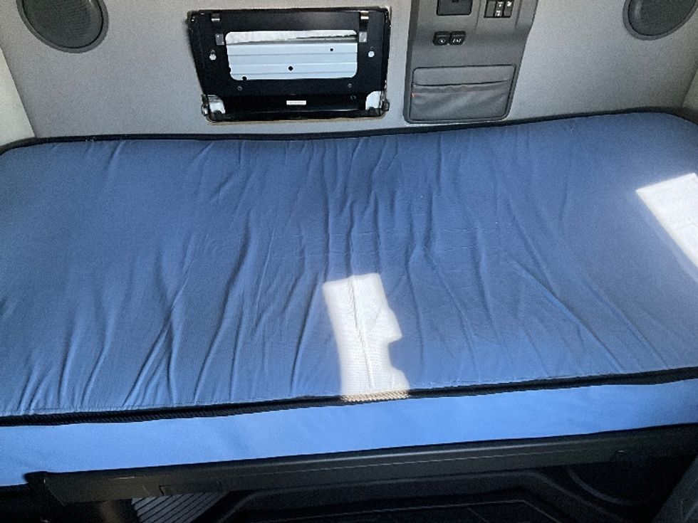 Sleeper Tractor-Heavy Duty Tractors-Volvo-2022-VNL64760-Springfield-MO-537,322\n\t\tmiles-$ 71,500 - Image 17