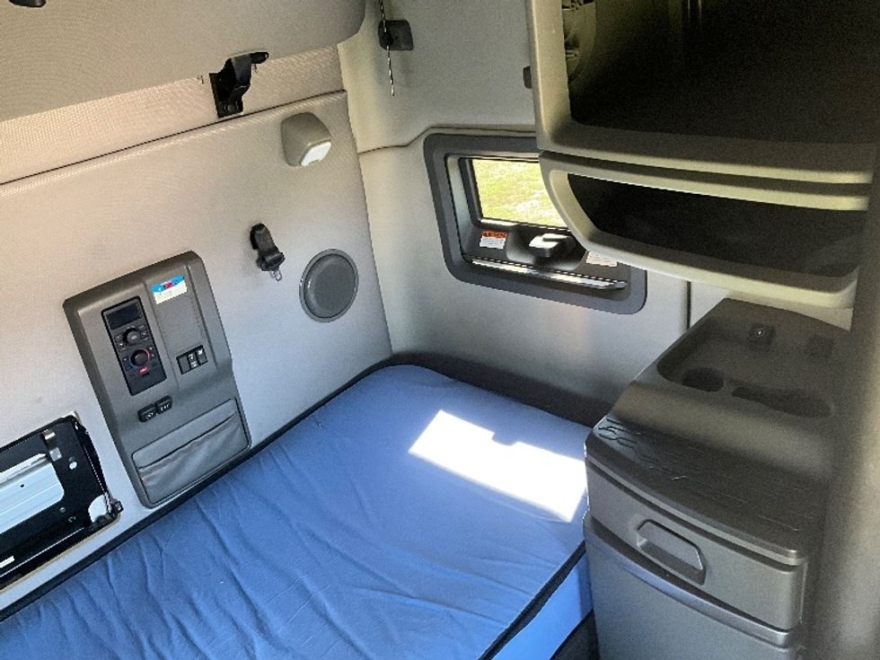 Sleeper Tractor-Heavy Duty Tractors-Volvo-2022-VNL64760-Springfield-MO-537,322\n\t\tmiles-$ 71,500 - Image 18