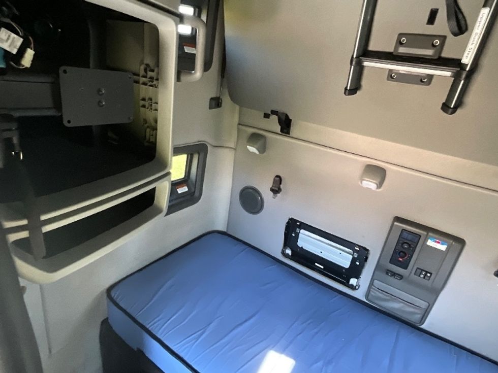 Sleeper Tractor-Heavy Duty Tractors-Volvo-2022-VNL64760-Springfield-MO-537,322\n\t\tmiles-$ 71,500 - Image 19