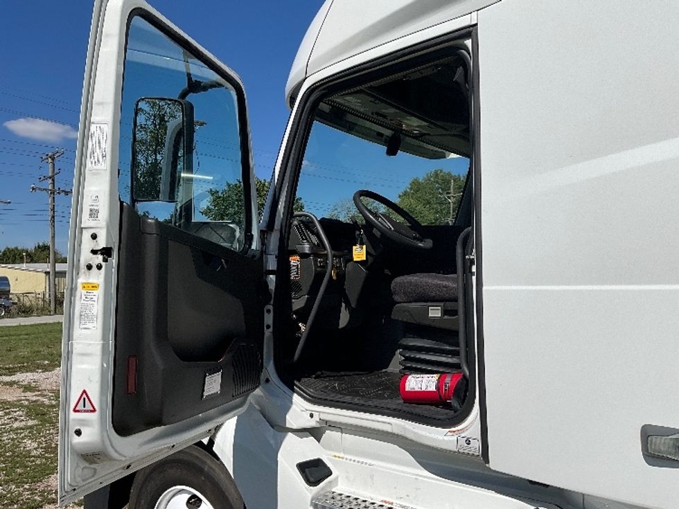 Sleeper Tractor-Heavy Duty Tractors-Volvo-2022-VNL64760-Springfield-MO-537,322\n\t\tmiles-$ 71,500 - Image 9