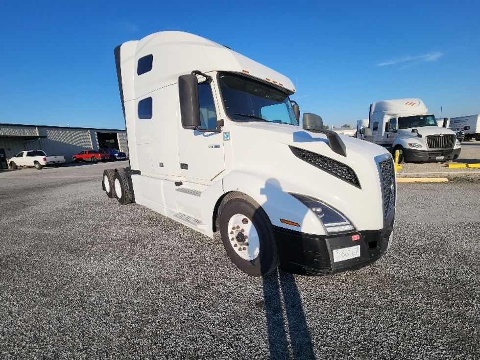 Sleeper Tractor-Heavy Duty Tractors-Volvo-2022-VNL64760-Springfield-OH-496,144\n\t\tmiles-$ 72,500 - Image 1