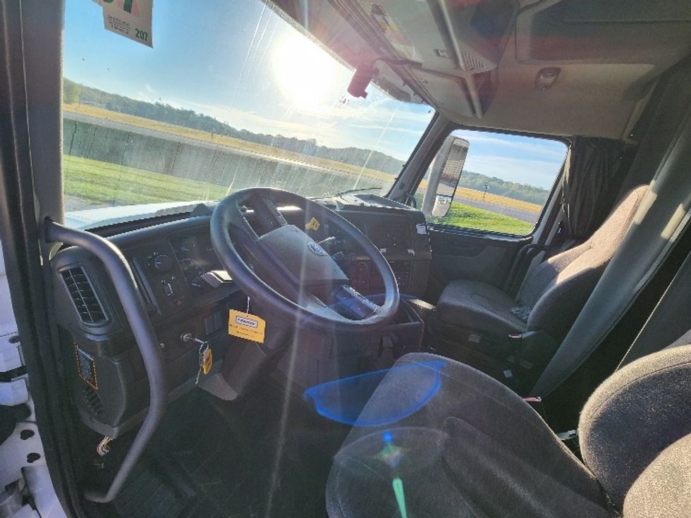 Sleeper Tractor-Heavy Duty Tractors-Volvo-2022-VNL64760-Springfield-OH-496,144\n\t\tmiles-$ 72,500 - Image 10