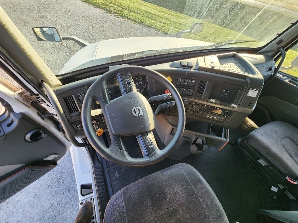 Sleeper Tractor-Heavy Duty Tractors-Volvo-2022-VNL64760-Springfield-OH-496,144\n\t\tmiles-$ 72,500 - Image 11