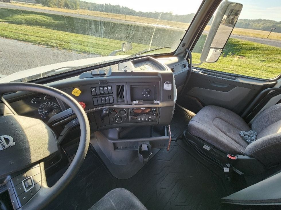 Sleeper Tractor-Heavy Duty Tractors-Volvo-2022-VNL64760-Springfield-OH-496,144\n\t\tmiles-$ 72,500 - Image 12