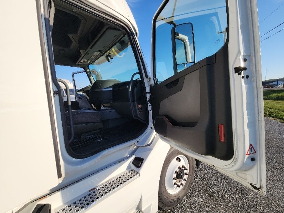 Sleeper Tractor-Heavy Duty Tractors-Volvo-2022-VNL64760-Springfield-OH-496,144\n\t\tmiles-$ 72,500 - Image 13