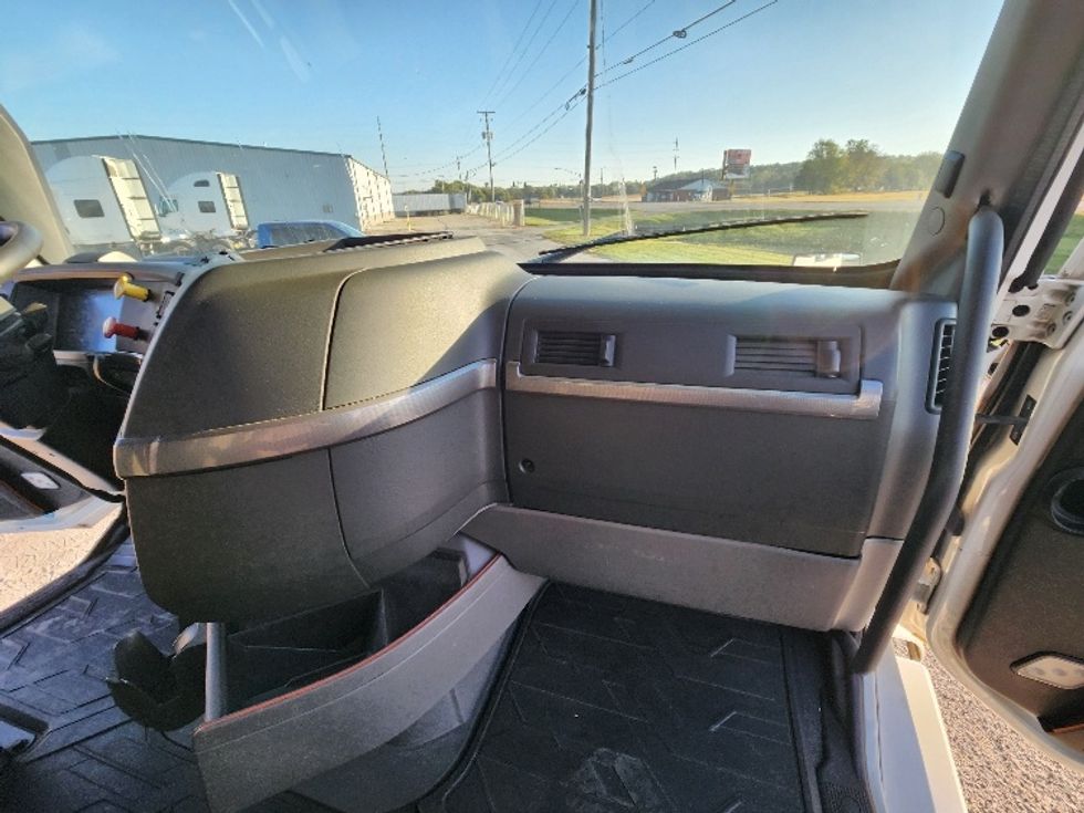 Sleeper Tractor-Heavy Duty Tractors-Volvo-2022-VNL64760-Springfield-OH-496,144\n\t\tmiles-$ 72,500 - Image 14