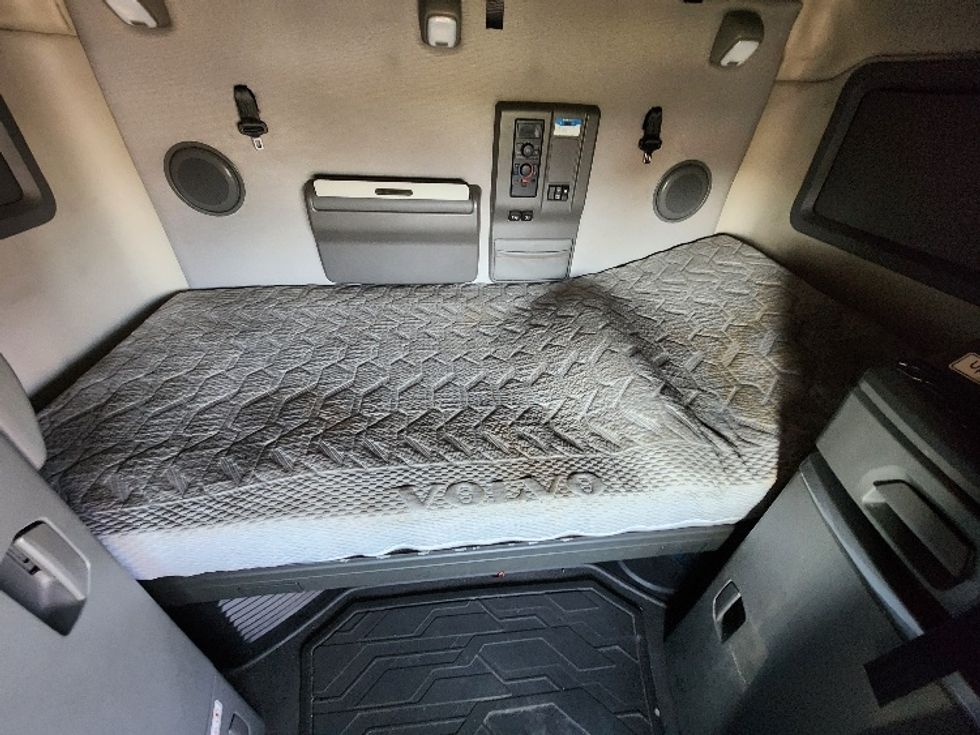 Sleeper Tractor-Heavy Duty Tractors-Volvo-2022-VNL64760-Springfield-OH-496,144\n\t\tmiles-$ 72,500 - Image 16