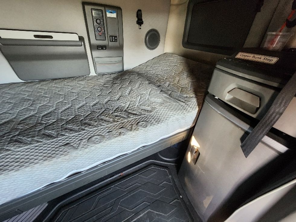 Sleeper Tractor-Heavy Duty Tractors-Volvo-2022-VNL64760-Springfield-OH-496,144\n\t\tmiles-$ 72,500 - Image 17