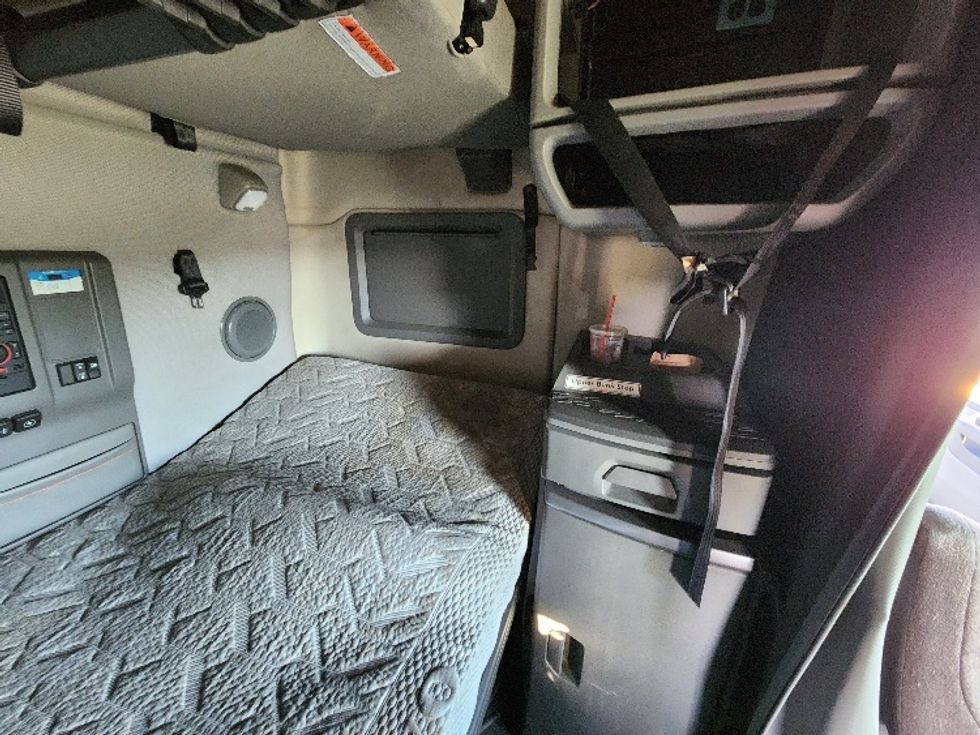 Sleeper Tractor-Heavy Duty Tractors-Volvo-2022-VNL64760-Springfield-OH-496,144\n\t\tmiles-$ 72,500 - Image 18