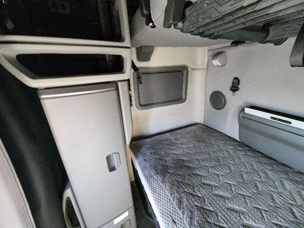 Sleeper Tractor-Heavy Duty Tractors-Volvo-2022-VNL64760-Springfield-OH-496,144\n\t\tmiles-$ 72,500 - Image 19