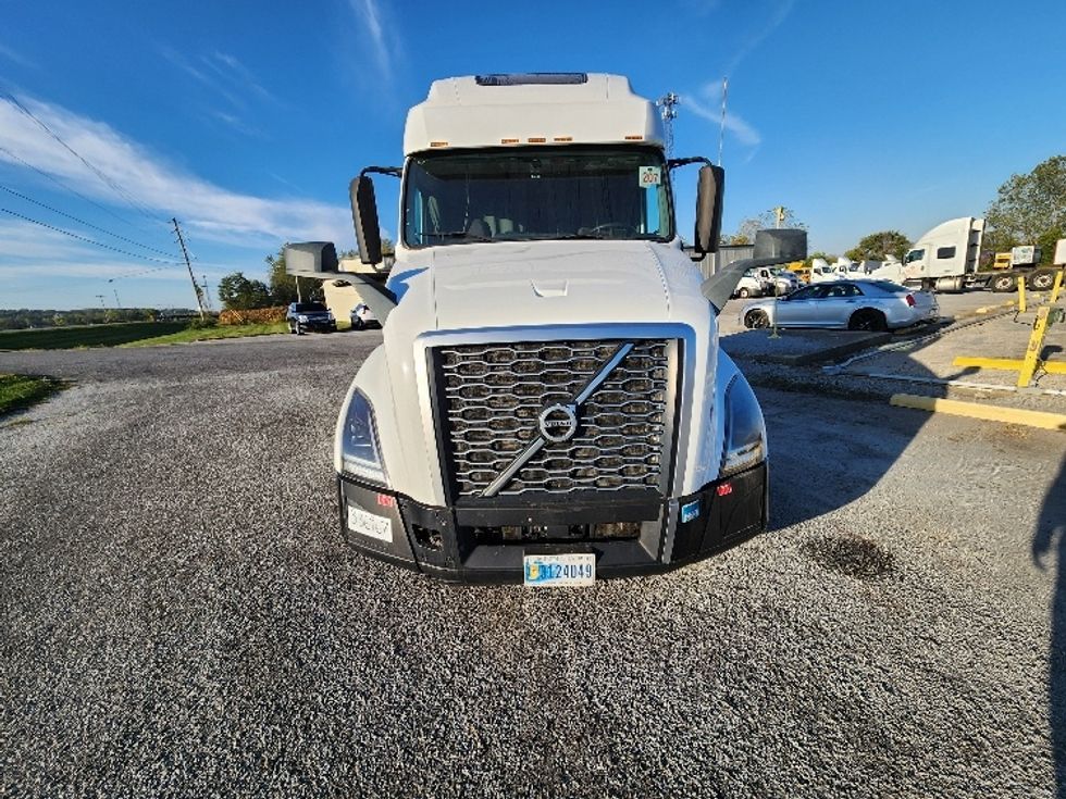 2022 Volvo Truck VNL photo 2