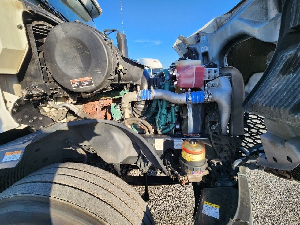 Sleeper Tractor-Heavy Duty Tractors-Volvo-2022-VNL64760-Springfield-OH-496,144\n\t\tmiles-$ 72,500 - Image 20