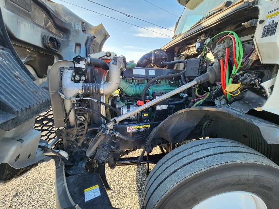 Sleeper Tractor-Heavy Duty Tractors-Volvo-2022-VNL64760-Springfield-OH-496,144\n\t\tmiles-$ 72,500 - Image 21