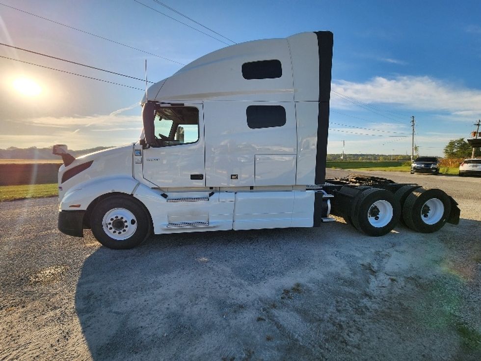 2022 Volvo Truck VNL photo 4