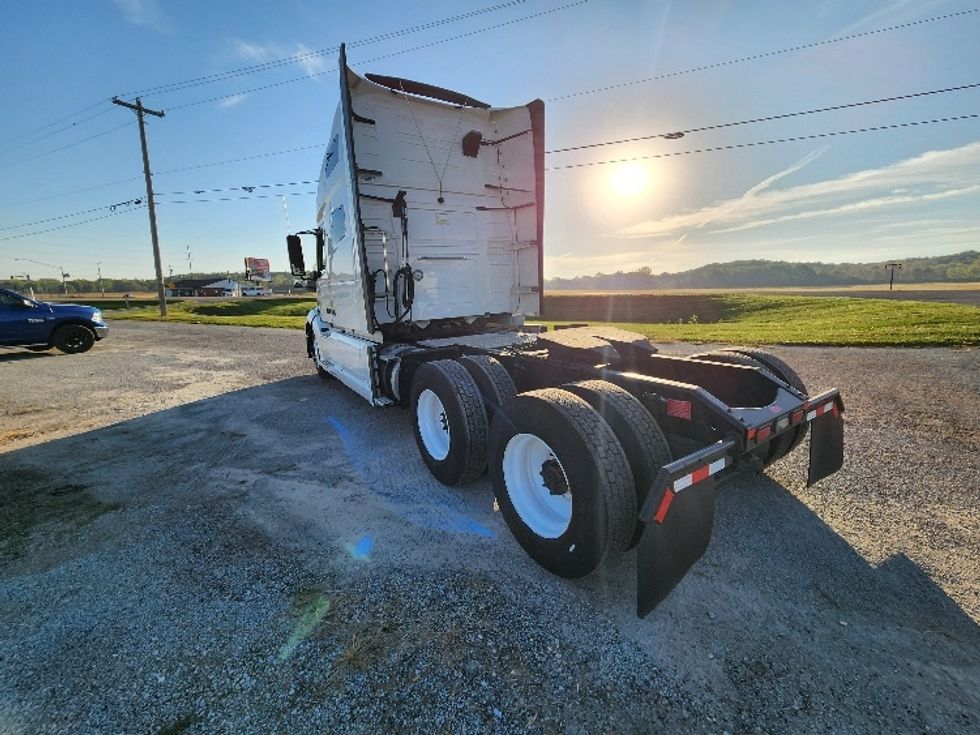 Sleeper Tractor-Heavy Duty Tractors-Volvo-2022-VNL64760-Springfield-OH-496,144\n\t\tmiles-$ 72,500 - Image 5