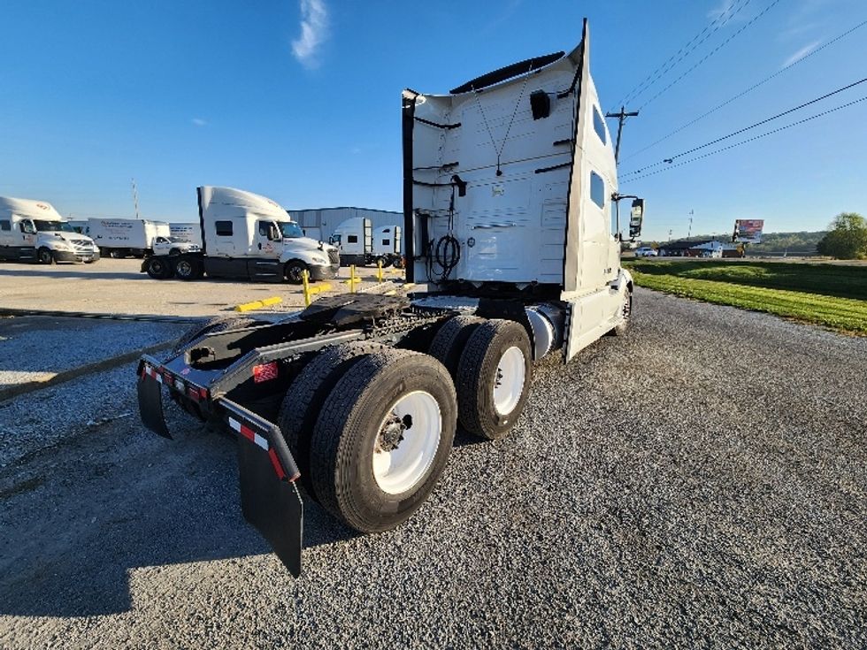 Sleeper Tractor-Heavy Duty Tractors-Volvo-2022-VNL64760-Springfield-OH-496,144\n\t\tmiles-$ 72,500 - Image 7