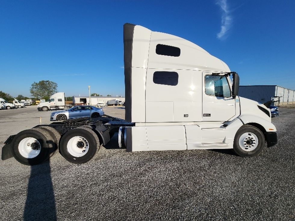 Sleeper Tractor-Heavy Duty Tractors-Volvo-2022-VNL64760-Springfield-OH-496,144\n\t\tmiles-$ 72,500 - Image 8