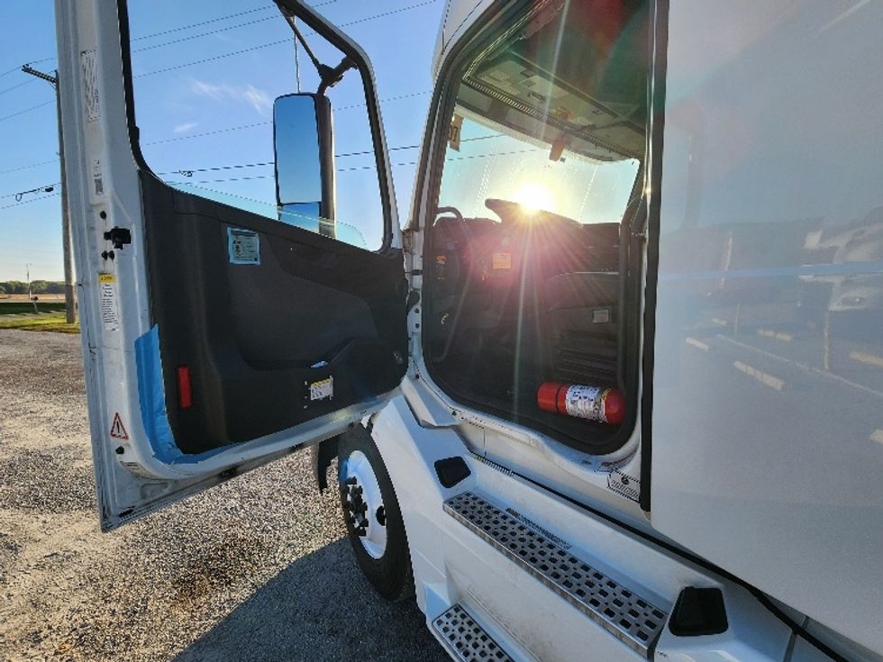 Sleeper Tractor-Heavy Duty Tractors-Volvo-2022-VNL64760-Springfield-OH-496,144\n\t\tmiles-$ 72,500 - Image 9