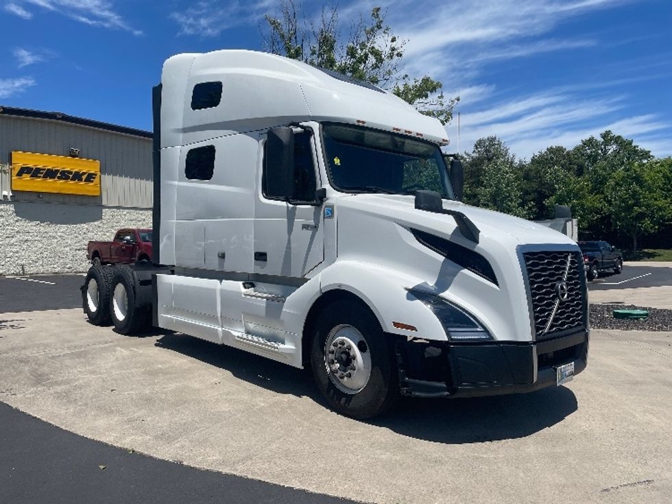 Sleeper Tractor-Heavy Duty Tractors-Volvo-2022-VNL64760-Statesville-NC-338,914\n\t\tmiles-$ 88,750 - Image 1