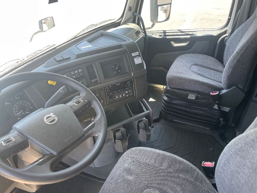 Sleeper Tractor-Heavy Duty Tractors-Volvo-2022-VNL64760-Statesville-NC-338,914\n\t\tmiles-$ 88,750 - Image 10