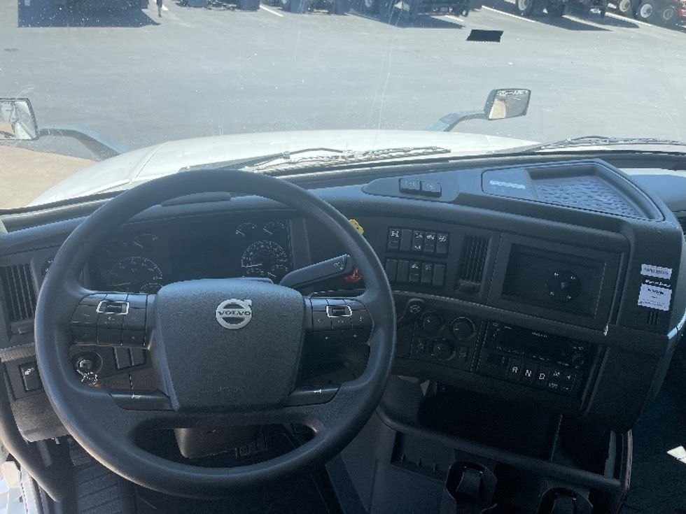 Sleeper Tractor-Heavy Duty Tractors-Volvo-2022-VNL64760-Statesville-NC-338,914\n\t\tmiles-$ 88,750 - Image 11