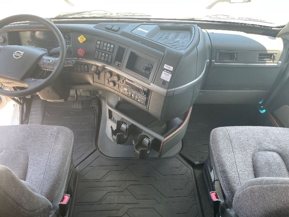 Sleeper Tractor-Heavy Duty Tractors-Volvo-2022-VNL64760-Statesville-NC-338,914\n\t\tmiles-$ 88,750 - Image 12