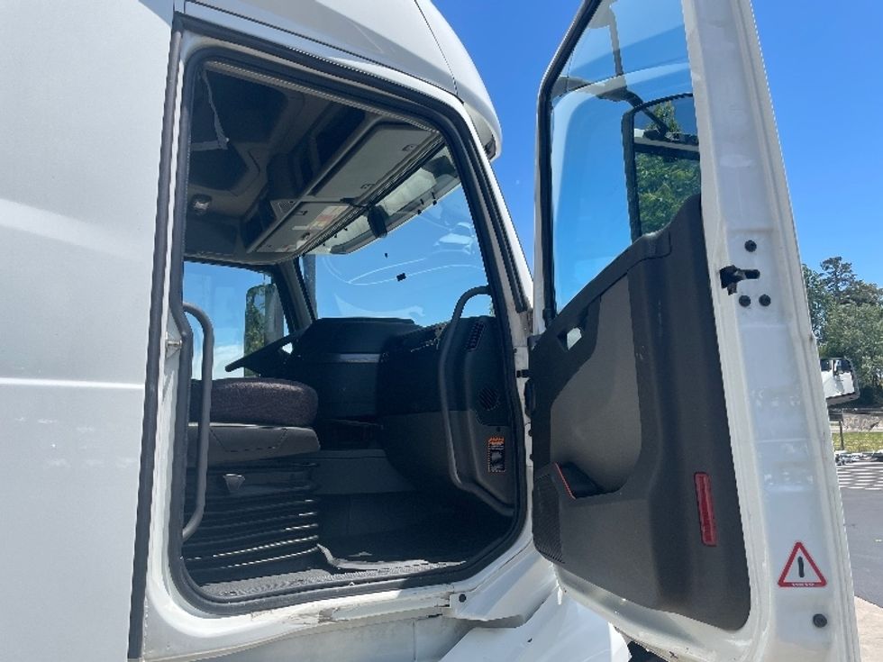 Sleeper Tractor-Heavy Duty Tractors-Volvo-2022-VNL64760-Statesville-NC-338,914\n\t\tmiles-$ 88,750 - Image 13