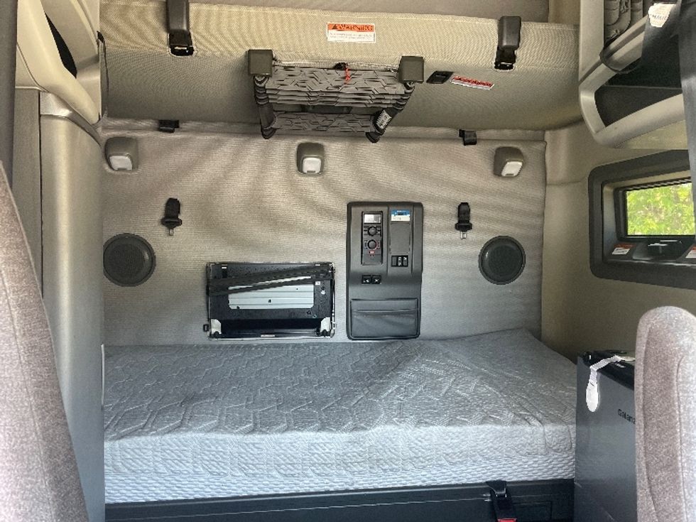 Sleeper Tractor-Heavy Duty Tractors-Volvo-2022-VNL64760-Statesville-NC-338,914\n\t\tmiles-$ 88,750 - Image 16