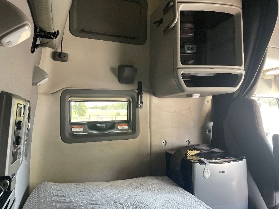 Sleeper Tractor-Heavy Duty Tractors-Volvo-2022-VNL64760-Statesville-NC-338,914\n\t\tmiles-$ 88,750 - Image 18