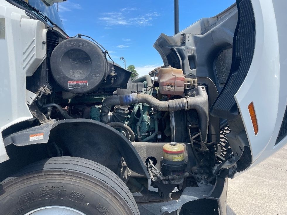 Sleeper Tractor-Heavy Duty Tractors-Volvo-2022-VNL64760-Statesville-NC-338,914\n\t\tmiles-$ 88,750 - Image 20