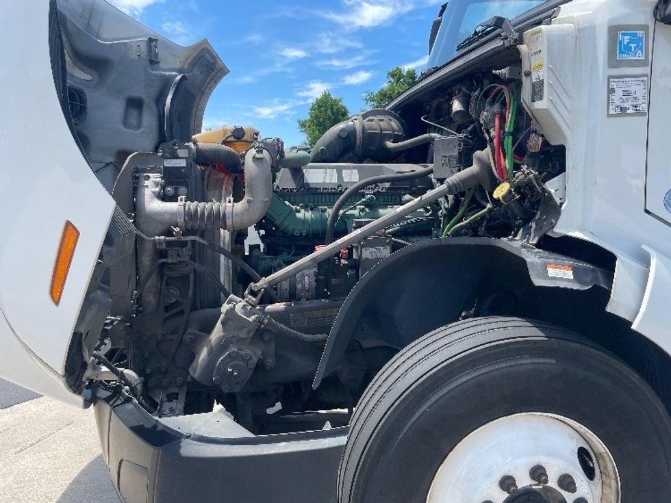 Sleeper Tractor-Heavy Duty Tractors-Volvo-2022-VNL64760-Statesville-NC-338,914\n\t\tmiles-$ 88,750 - Image 21