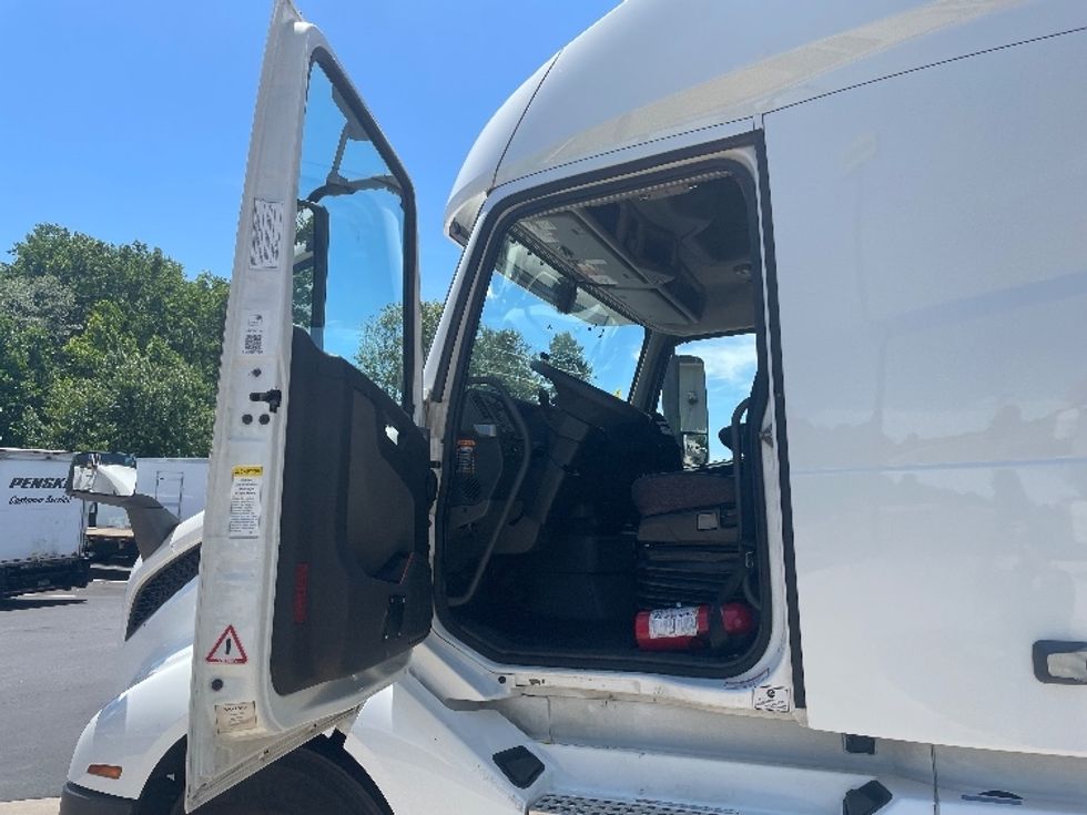 Sleeper Tractor-Heavy Duty Tractors-Volvo-2022-VNL64760-Statesville-NC-338,914\n\t\tmiles-$ 88,750 - Image 9