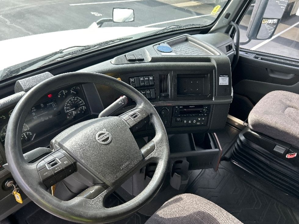 Sleeper Tractor-Heavy Duty Tractors-Volvo-2022-VNL64760-Sterling-VA-447,107\n\t\tmiles-$ 76,250 - Image 10