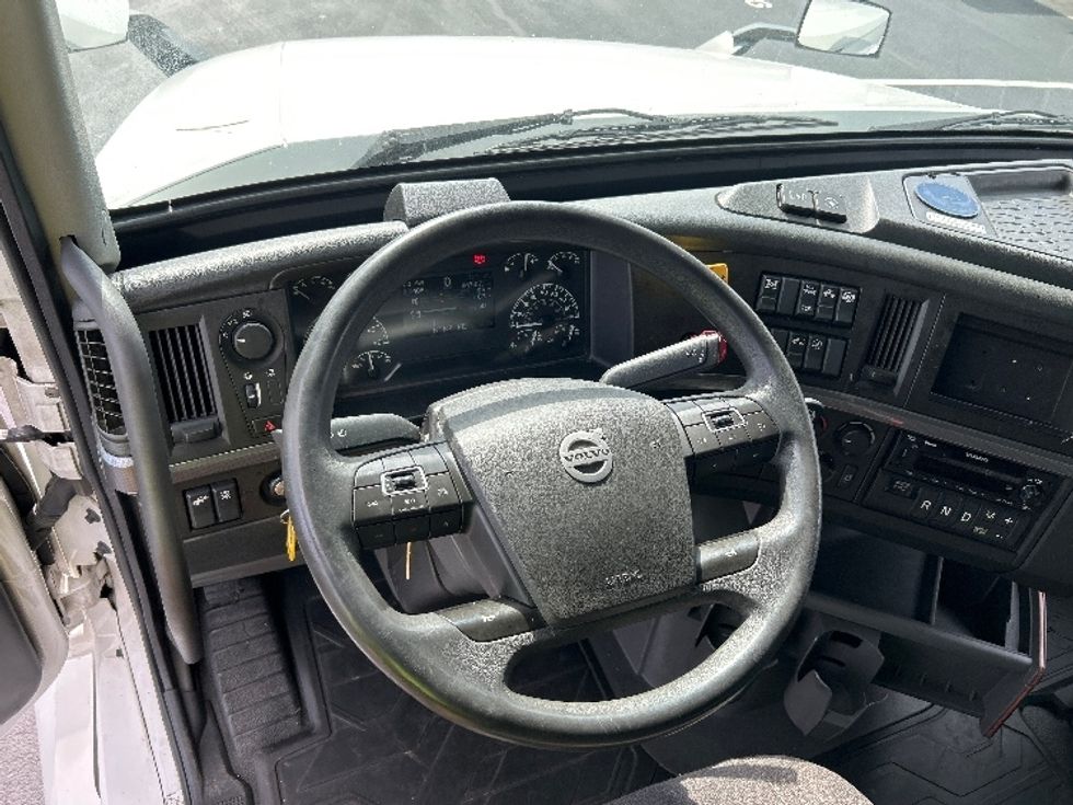 Sleeper Tractor-Heavy Duty Tractors-Volvo-2022-VNL64760-Sterling-VA-447,107\n\t\tmiles-$ 76,250 - Image 11