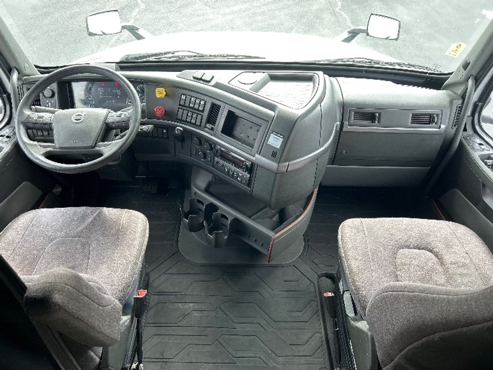 Sleeper Tractor-Heavy Duty Tractors-Volvo-2022-VNL64760-Sterling-VA-447,107\n\t\tmiles-$ 76,250 - Image 12