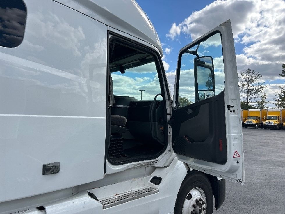 Sleeper Tractor-Heavy Duty Tractors-Volvo-2022-VNL64760-Sterling-VA-447,107\n\t\tmiles-$ 76,250 - Image 13