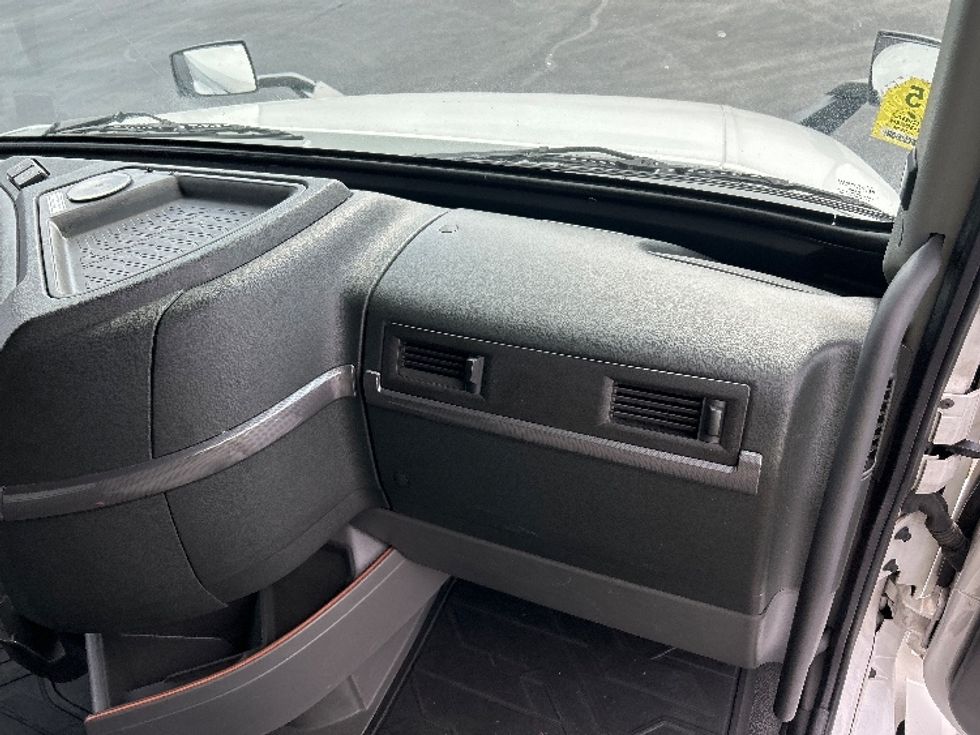 Sleeper Tractor-Heavy Duty Tractors-Volvo-2022-VNL64760-Sterling-VA-447,107\n\t\tmiles-$ 76,250 - Image 14