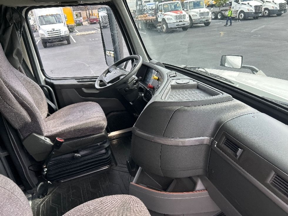 Sleeper Tractor-Heavy Duty Tractors-Volvo-2022-VNL64760-Sterling-VA-447,107\n\t\tmiles-$ 76,250 - Image 16