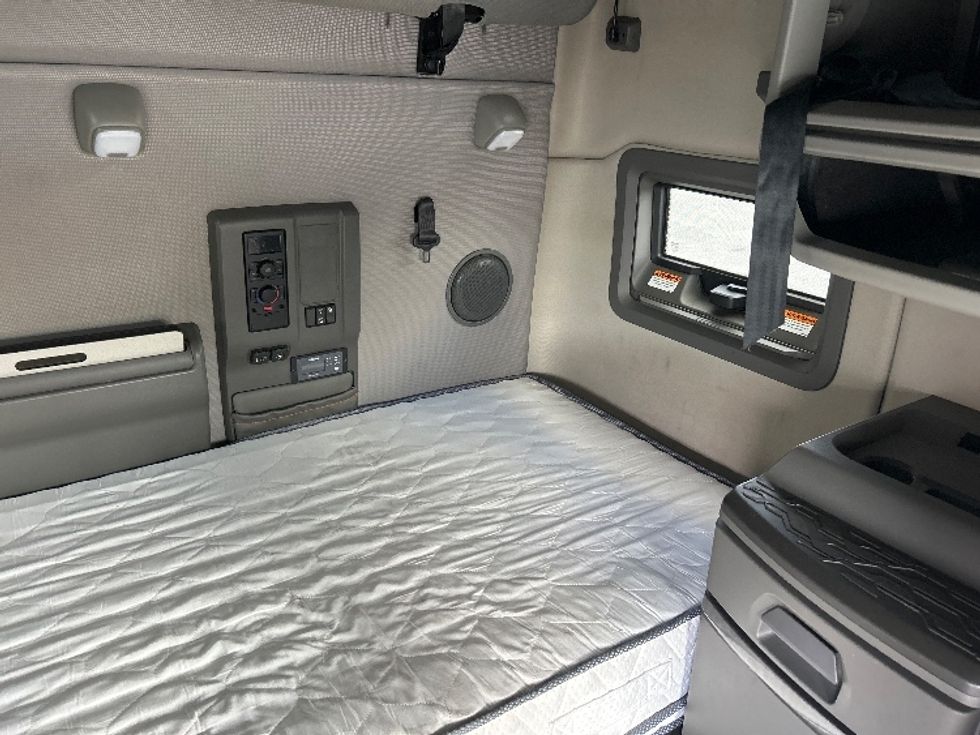 Sleeper Tractor-Heavy Duty Tractors-Volvo-2022-VNL64760-Sterling-VA-447,107\n\t\tmiles-$ 76,250 - Image 18