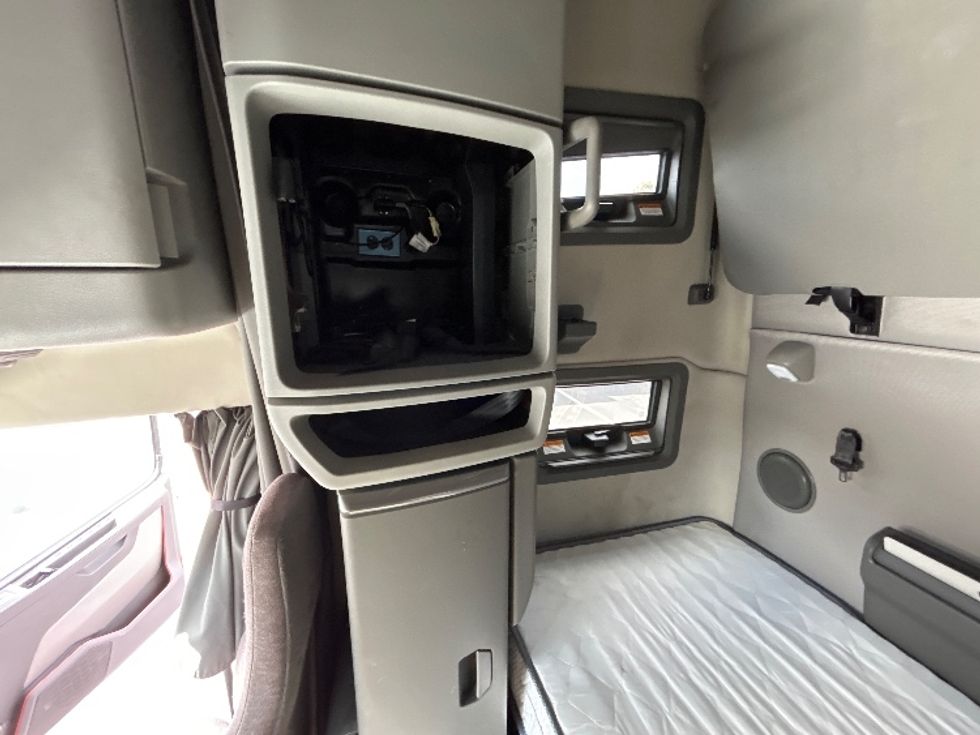 Sleeper Tractor-Heavy Duty Tractors-Volvo-2022-VNL64760-Sterling-VA-447,107\n\t\tmiles-$ 76,250 - Image 19